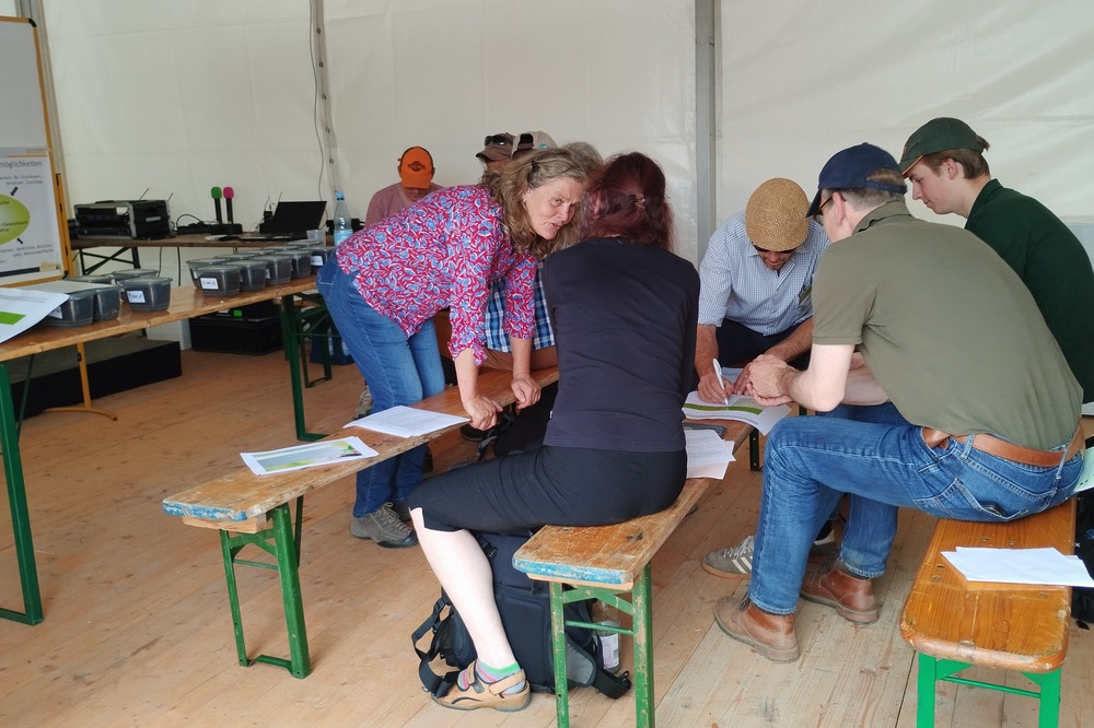 Dieses Bild hat ein leeres Alt-Attribut. Der Dateiname ist OeFT-2025-Praxisworkshop-Marion-Bieker.jpg